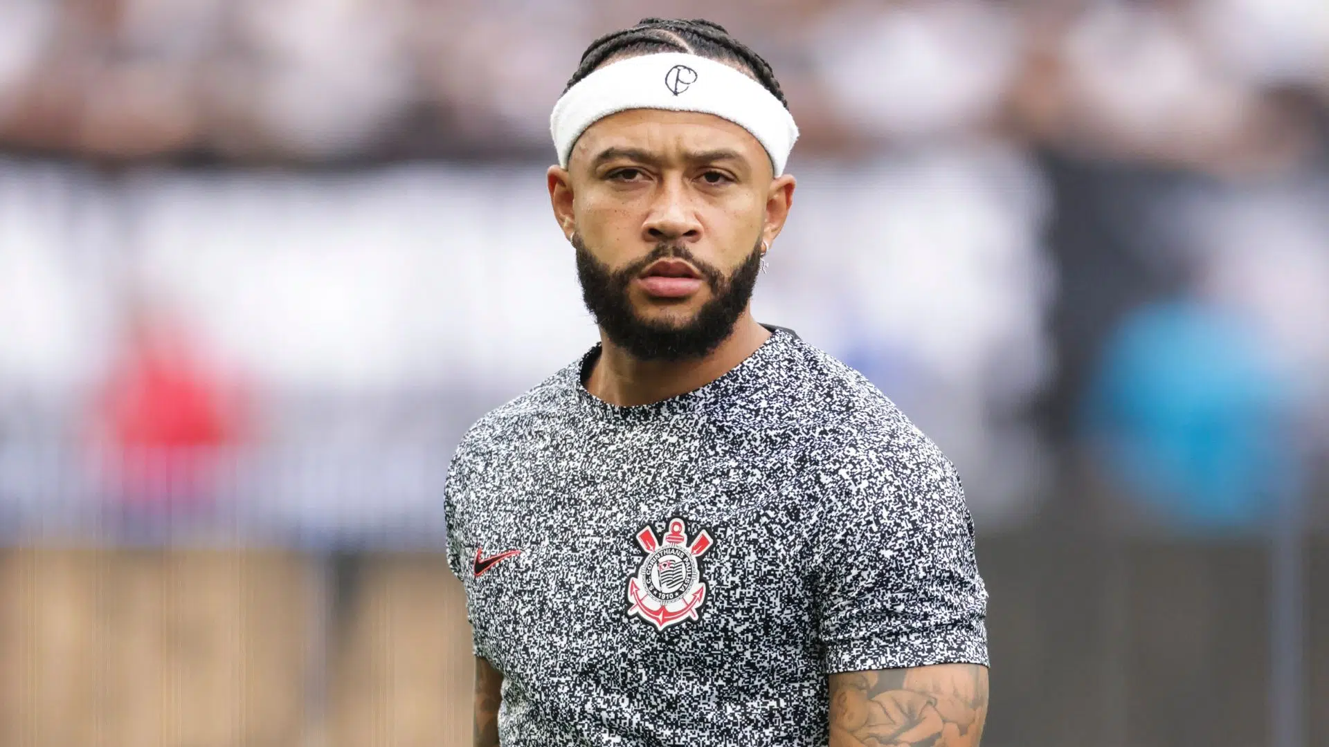Memphis Depay se aquecendo antes de Corinthians x Atlético-GO