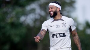Memphis Depay em treino do Corinthians