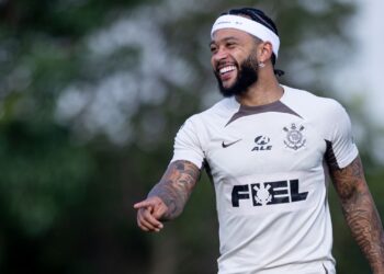 Memphis Depay em treino do Corinthians