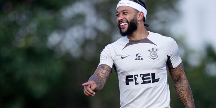 Memphis Depay em treino do Corinthians