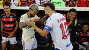 Gabigol e Éverton Ribeiro se abraçando, em Flamengo x Bahia