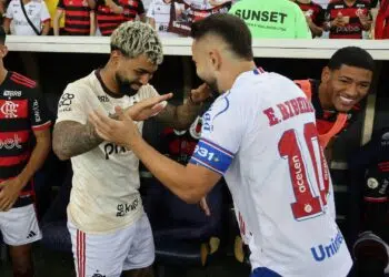 Gabigol e Éverton Ribeiro se abraçando, em Flamengo x Bahia