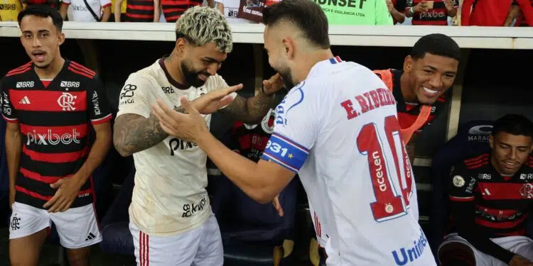 Gabigol e Éverton Ribeiro se abraçando, em Flamengo x Bahia