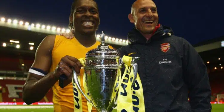 Jay Emmanuel-Thomas comemorando o título da FA Youth Cup