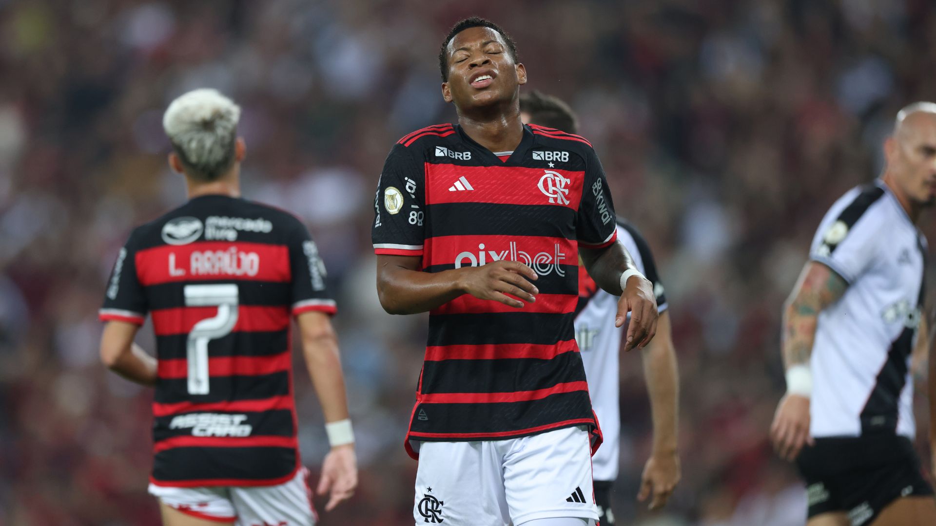 Flamengo lamentando empate sofrido no final do jogo