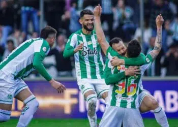 Jogadores do Juventude comemoram vitória contra o Fluminense