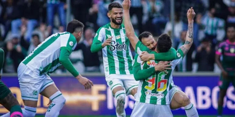 Jogadores do Juventude comemoram vitória contra o Fluminense