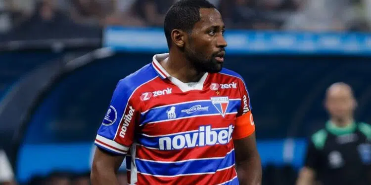 Tinga, do Fortaleza, em campo