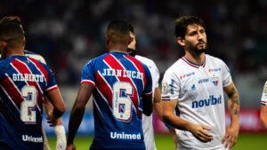 Cumprimento dos jogadores de Fortaleza e Bahia