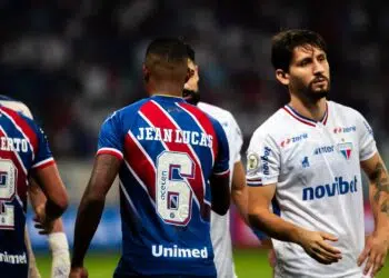 Cumprimento dos jogadores de Fortaleza e Bahia