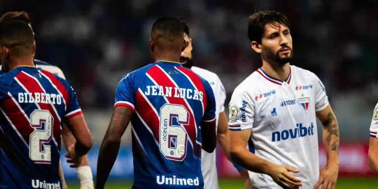 Cumprimento dos jogadores de Fortaleza e Bahia