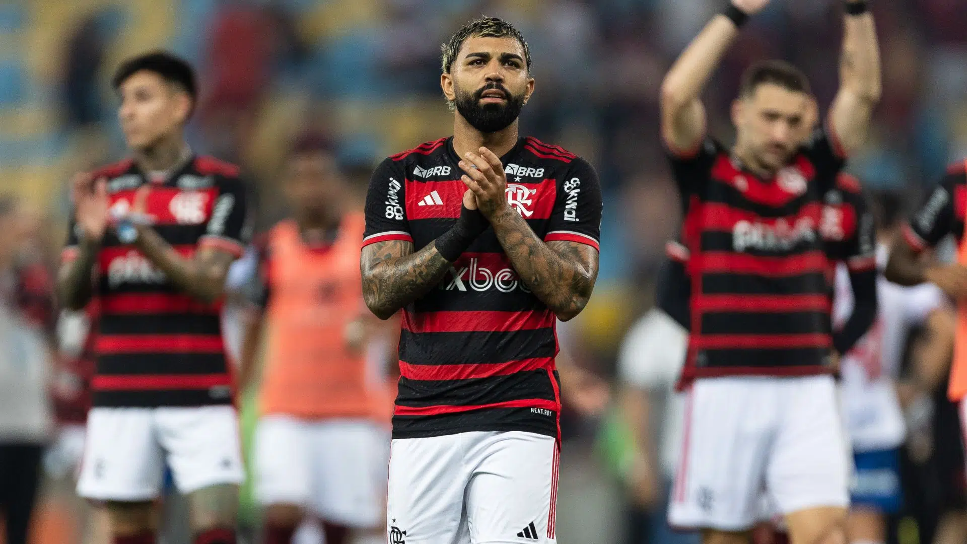 Gabigol aplaudindo após a classificação do Flamengo na Copa do Brasil