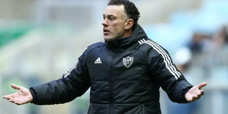 Gabriel Milito, técnico do Atlético-MG, demonstra insatisfação em campo