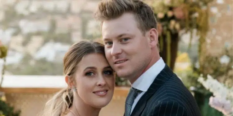 Gina Schumacher se casa de branco e posa ao lado do marido