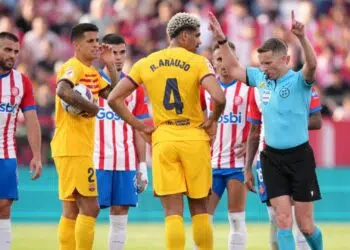 Girona e Barcelona se enfrentando em campo