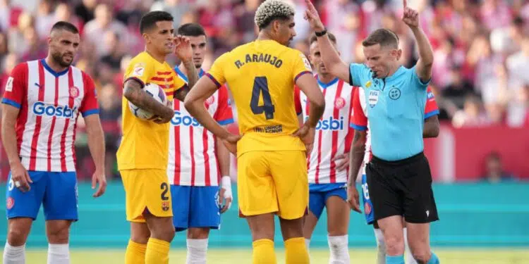 Girona e Barcelona se enfrentando em campo