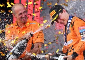 Oscar Piastri comemorando corrida vencida no GP do Azerbaijão