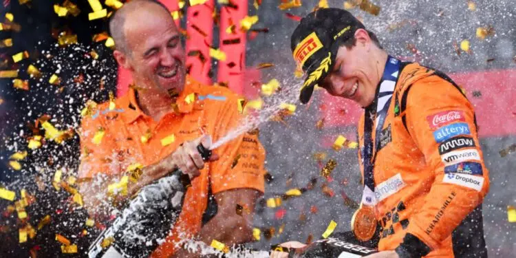 Oscar Piastri comemorando corrida vencida no GP do Azerbaijão