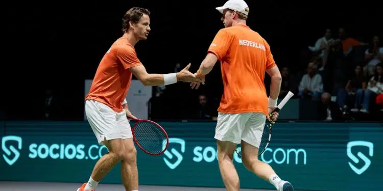 Dupla holandesa celebrando um ponto contra o Brasil