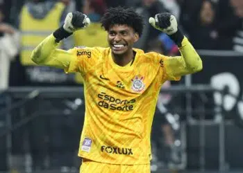 Hugo Souza comemorando classificação contra o Bragantino, pela Sul-Americana
