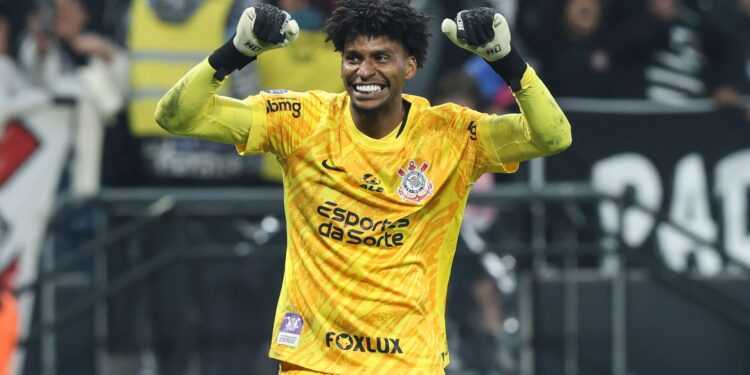 Hugo Souza comemorando classificação contra o Bragantino, pela Sul-Americana