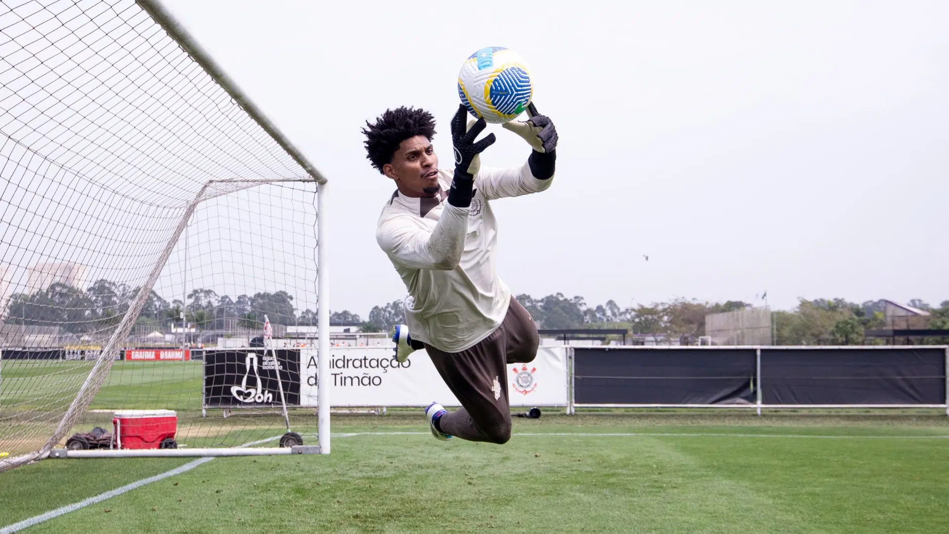 Hugo Souza treinando no Corinthians