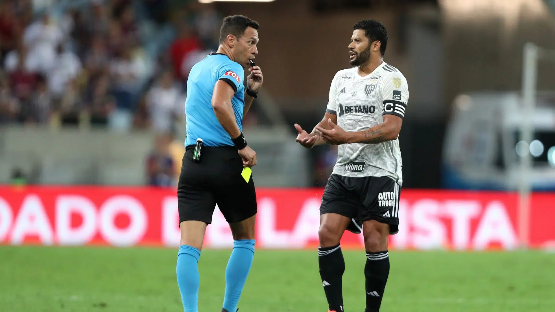 Hulk reclamando com Facundo Tello, árbitro de Fluminense x Atlético-MG