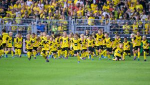 Ídolos do Dortmund se despedem contra 100 crianças