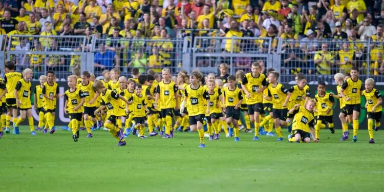 Ídolos do Dortmund se despedem contra 100 crianças