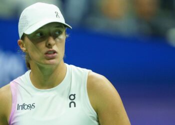 Iga Swiatek com olhar desconfiado, em partida válida pelo US Open