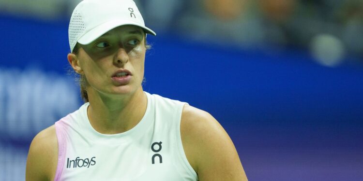 Iga Swiatek com olhar desconfiado, em partida válida pelo US Open