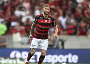 Léo Pereira tem entorse no joelho e ficará fora contra o Corinthians