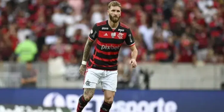 Léo Pereira tem entorse no joelho e ficará fora contra o Corinthians