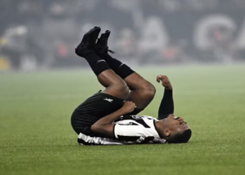 Cuiabano do Botafogo sofre lesão na partida contra o Fortaleza