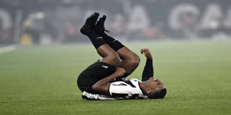 Cuiabano do Botafogo sofre lesão na partida contra o Fortaleza
