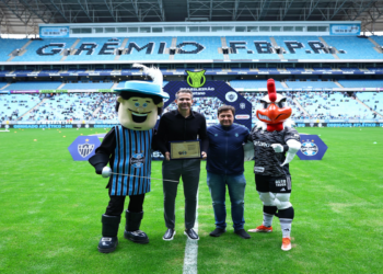 Grêmio faz homenagem ao Atlético-MG antes da partida na Arena