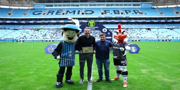 Grêmio faz homenagem ao Atlético-MG antes da partida na Arena