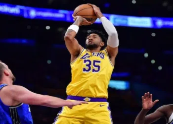 Christian Wood pode estar fora do início da temporada dos Lakers