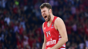 Vezenkov volta para o Olympiacos e critica seu tempo na NBA
