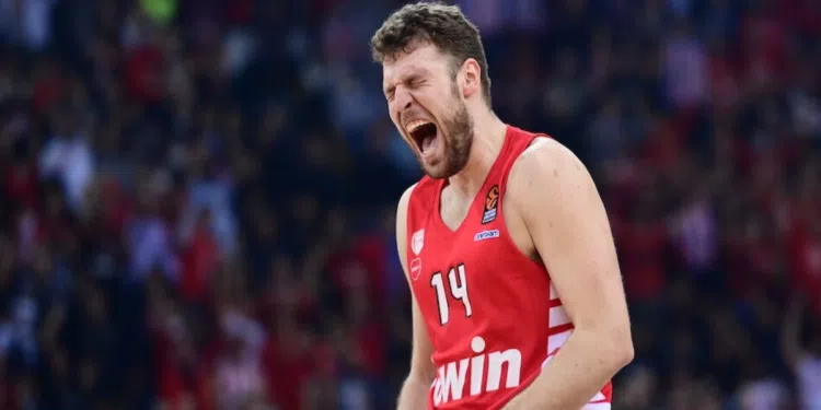 Vezenkov volta para o Olympiacos e critica seu tempo na NBA