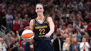 Caitlin Clark recebe o prêmio de novata do ano na WNBA