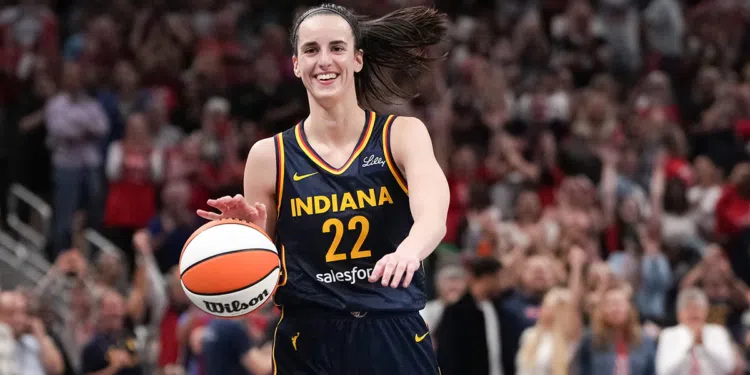 Caitlin Clark recebe o prêmio de novata do ano na WNBA