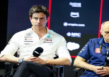 Mercedes desiste de Verstappen e fecham a equipe para 2025