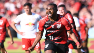 Nikão volta ao time principal do Athletico com a saída de técnico