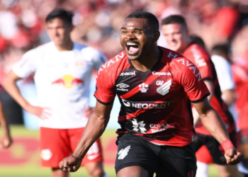 Nikão volta ao time principal do Athletico com a saída de técnico