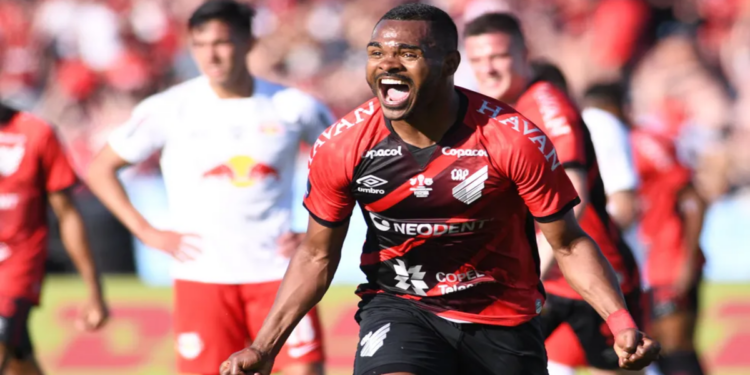 Nikão volta ao time principal do Athletico com a saída de técnico