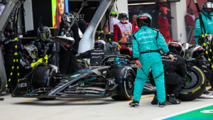 Quanto tempo um mecânico de F1 leva para trocar os quatro pneus?