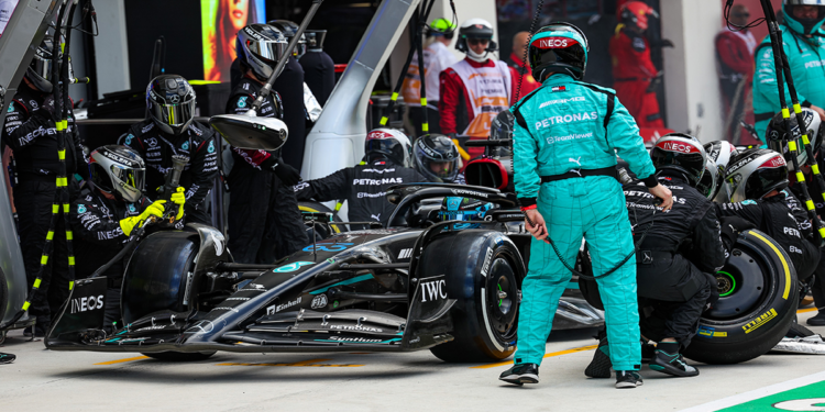 Quanto tempo um mecânico de F1 leva para trocar os quatro pneus?