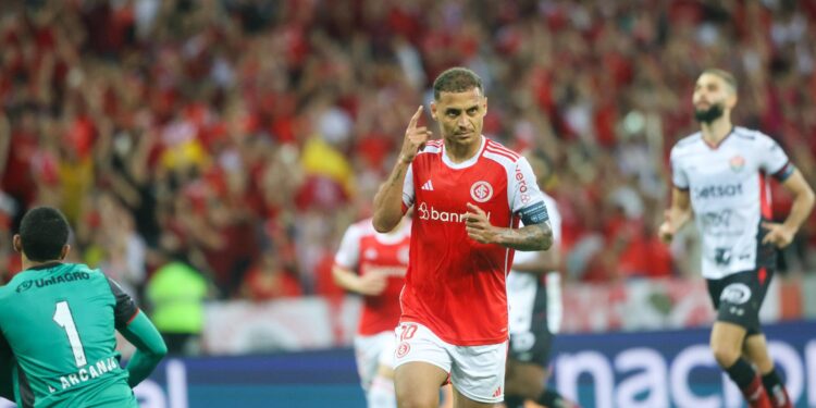 Internacional bate Vitória pelo Brasileirão