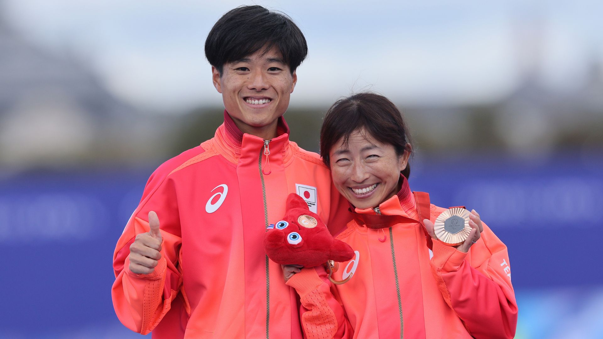Misato Michishita com a medalha de bronze paralímpica 